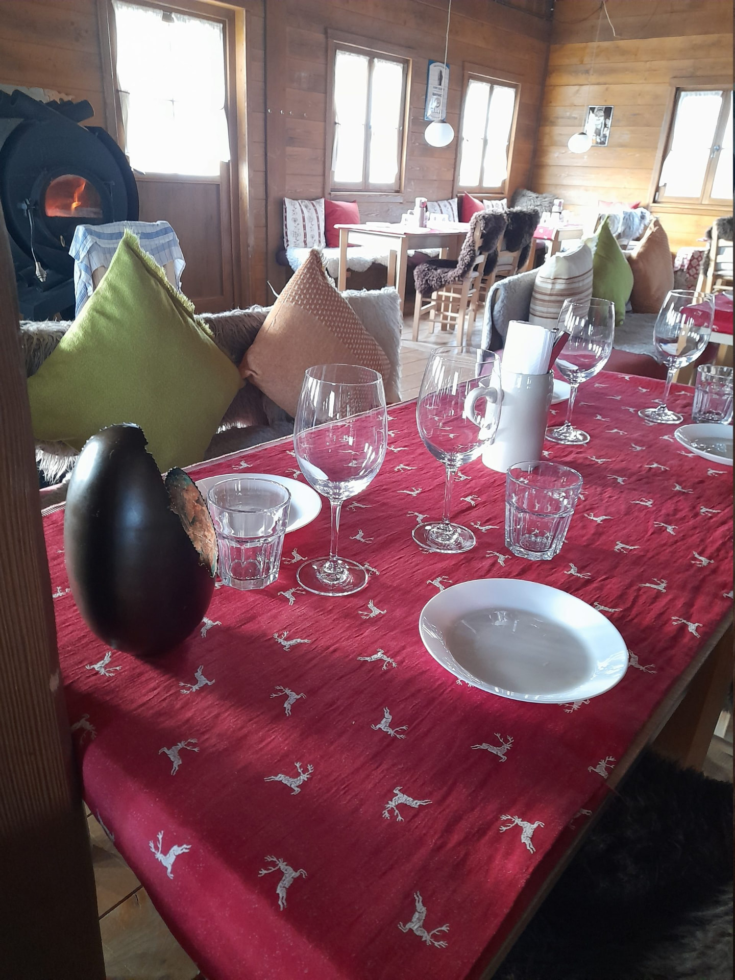 Gedeckter Tisch vor dem Kamin in der Hütte